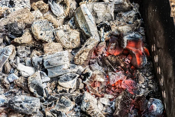 グリルで赤熱々の炭火焼 — ストック写真