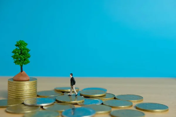 Miniatuur Business Concept Een Jonge Zakenman Wandelen Naar Financiële Investeringen — Stockfoto