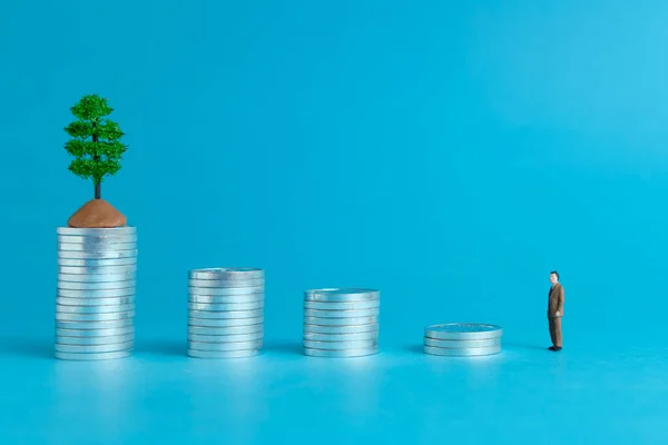 Miniatuur Business Concept Een Bejaarde Die Muntstapel Staat Financiële Investeringen — Stockfoto
