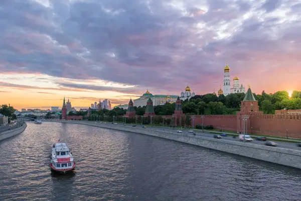 Moskova Kremlin ve Moskova Nehri 'nde gün batımında gemileri var. Araba trafiği ve bulutlu gökyüzü. Rusya.