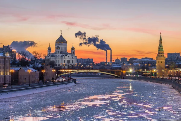 基督大教堂在寒冷的冬日落日下 莫斯科河流的救世主 莫斯科克里姆林宫的塔楼 发电厂的烟雾 — 图库照片