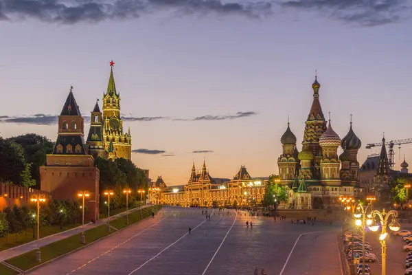 Die Beleuchtete Basilikumkathedrale Der Moskauer Kreml Und Der Rote Platz — Stockfoto