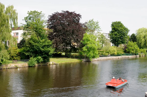 Gölde küçük bir tekne.