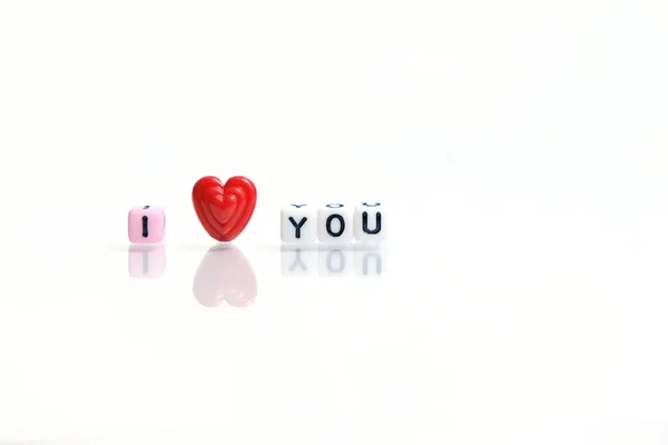 Heart You Perlen Auf Glänzend Weißem Hintergrund Liebe Und Romantik — Stockfoto