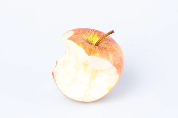 Beyaz Üzerine Isırıldı Elma — Stok fotoğraf