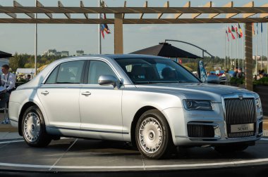 Motor fuarındaki Rus limuzini.