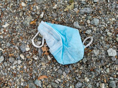 Doğada cerrahi mavi maskeler. Corona virüsü kirliliği. Leherheide, Bremerhaven.