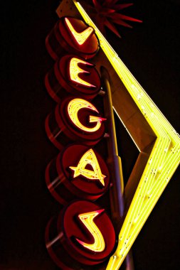 Las Vegas 'ta Fremont Street Experience yakınlarındaki caddenin üstünde Vegas' ın dev neon ışığı var..