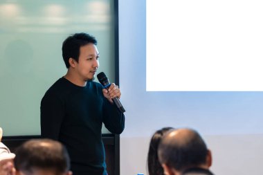 Asya Sözcüsü ya da sıradan bir kıyafetle sahnede konferans vermek.