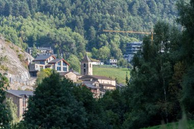 Andorra 'da yaz aylarında Ordino şehrinin manzarası.