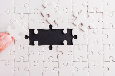 Son parça beyaz yapboz parçasıyla el ele tutuşmak.