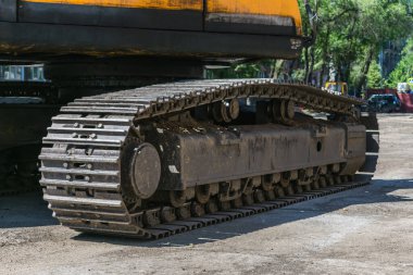 Park halindeyken ağır bir traktör pistine ya da askeri araca yakın çekim