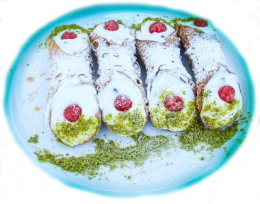 Cannoli tabakta. Sicilya tatlısı.