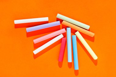 Turuncu üzerine çok renkli tebeşirler