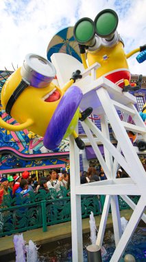 OSAKA, JAPONYA - 19 Şubat 2020: Universal Stüdyoları Japonya, Osaka 'daki Minion Park' taki Despicable Me Minion Mayhem Movie 'den köleler heykeli