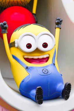OSAKA, JAPONYA - 19 Şubat 2020: Japonya 'daki Osaka Universal Stüdyoları' nda bulunan Mutlu MINION Heykeli. Minyonlar Despicable Me animasyonundan ünlü karakterlerdir.