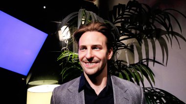 Bradley Charles Cooper balmumu figürü ve Hangover filminden bir film seti.