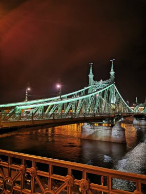 Köprüden geçen bir tren bir su kütlesinin üzerinden geçiyor.