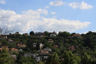 Binanın yan tarafında bir tabela.