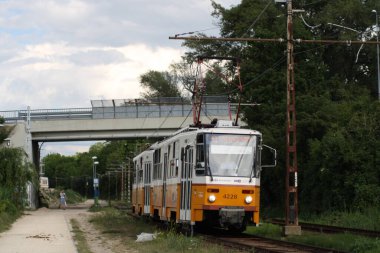 Budapeşte 'de Budafok' a yaklaşan tramvay.