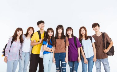 Mutlu öğrenci grubu bir arada duruyor.