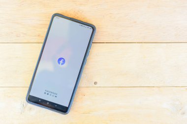 Akıllı telefondan Facebook başlangıç logosu yükleniyor