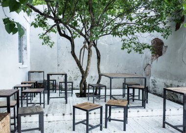 Tahta sandalyeler ve bahçede bir masa
