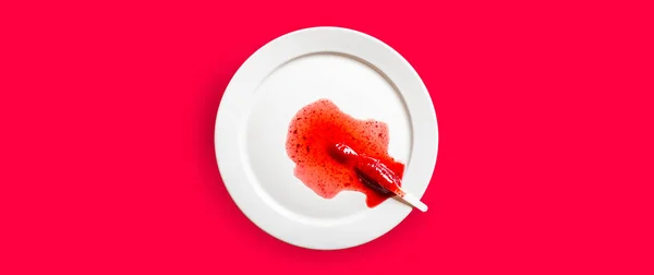 Köstliche Aufgetaute Erdbeer Eis Stiel Auf Weißem Runden Teller Vor — Stockfoto