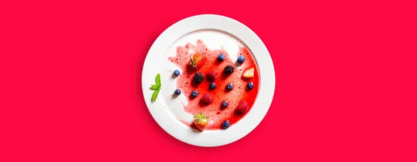 Strawberries Blackberries Defrosted Popsicle White Dish — Foto Stock