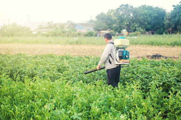 Een Boer Met Een Nevelsproeier Verwerkt Aardappelplantage Van Plagen Schimmelinfecties — Stockfoto