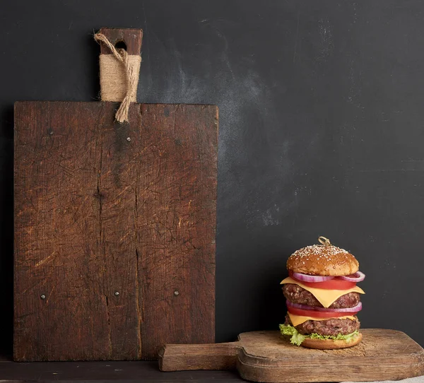 トマト 玉ねぎ バーベキューカツとSのダブルチーズバーガー — ストック写真