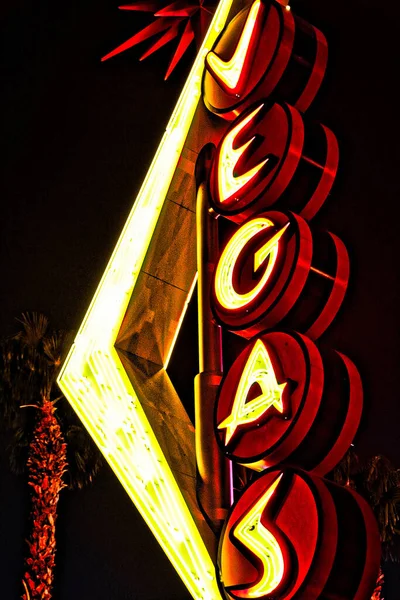 拉斯维加斯弗罗蒙特街附近街道上方展示的拉斯维加斯巨型霓虹灯标志 — 图库照片