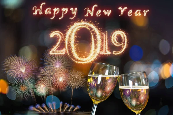 Happy New Year 2019 Ditulis Dengan Sparkle Firework Clinking — Stok Foto