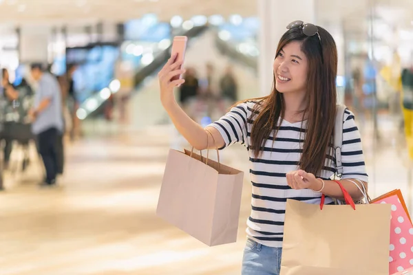 Asian Woman Walking Using Smart Mobile Phone Selfie — Φωτογραφία Αρχείου