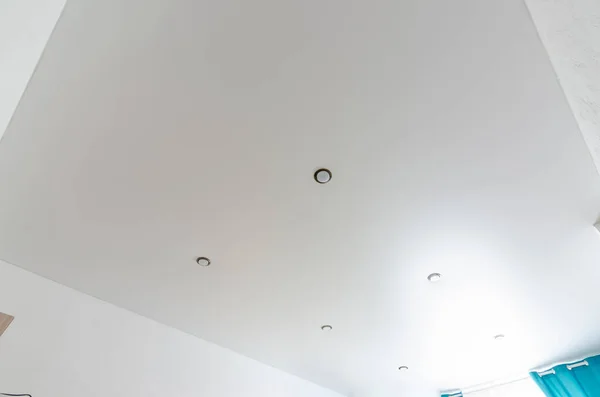 Fragmento Interior Sala Tecto Falso Fosco Branco Com Uma Série — Fotografia de Stock