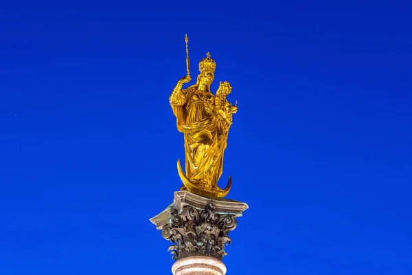 和平之柱与著名的金色和平天使 — 图库照片