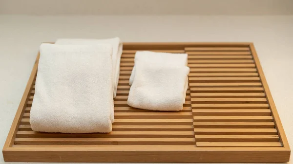 Ręczniki Drewnianej Tacy Pałeczkami — Zdjęcie stockowe