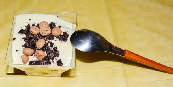 Eis Glasbecher Mit Schokolade Und Einem Löffel — Stockfoto