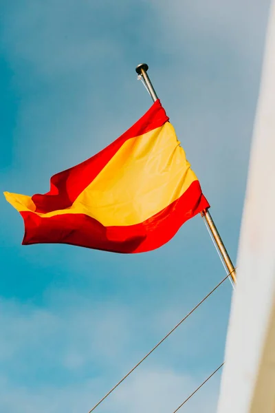 Испанский Флаг Размахивающий Ярко Голубым Небом Заднем Плане — стоковое фото