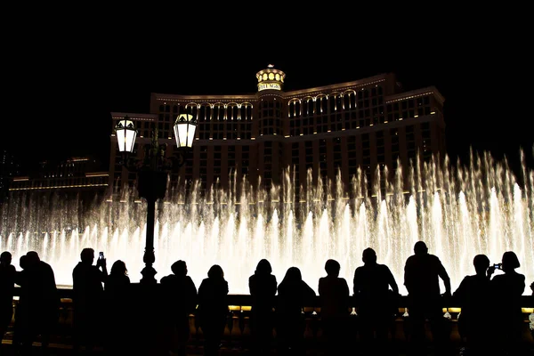 Nachtscène Met Silhouetten Van Mensen Die Het Bellagio Fonteinen Spektakel — Stockfoto