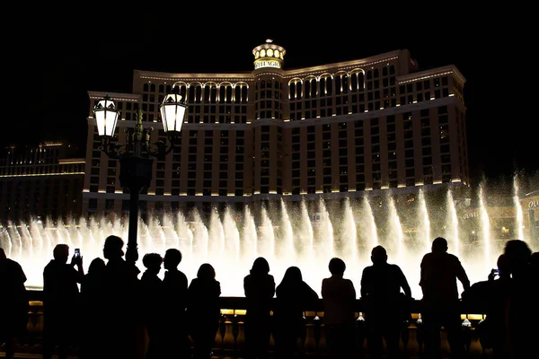 Las Vegas Taki Bellagio Fıskiyeleri Gösterisine Hayran Insanların Siluetleri Ile — Stok fotoğraf