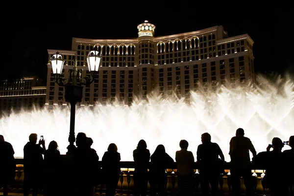 Las Vegas Taki Bellagio Fıskiyeleri Gösterisine Hayran Insanların Siluetleri Ile — Stok fotoğraf