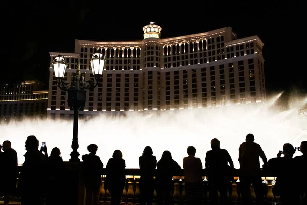 Nattliv Med Silhuetter Människor Beundrar Bellagio Fontäner Spektakel Las Vegas — Stockfoto
