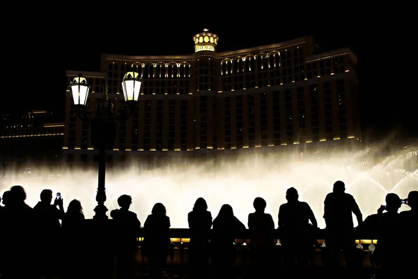 Night Scene Silhouettes People Admiring Bellagio Fountains Spectacle Las Vegas — Stock Photo, Image