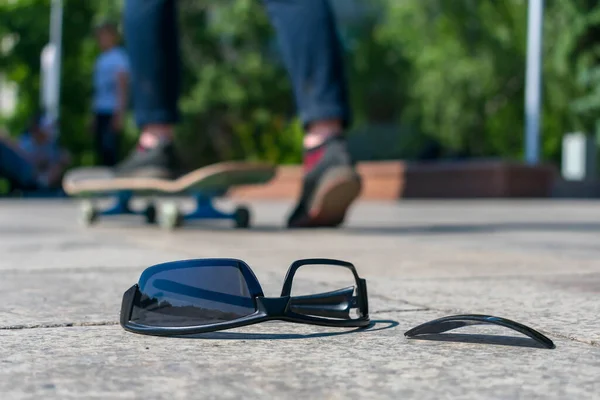 Skateboarder Ließ Beim Brettfahren Seine Schwarze Brille Auf Den Asphalt — Stockfoto