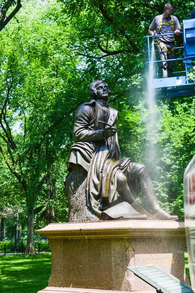 Statute Cleaning Green Park — Stock Photo, Image