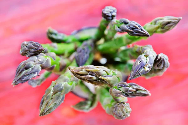 緑の新鮮な有機アスパラガスの束 — ストック写真