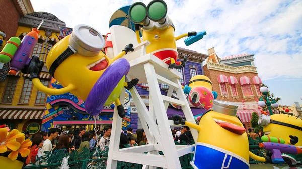 OSAKA, JAPONYA - 19 Şubat 2020: Universal Stüdyoları Japonya, Osaka 'daki Minion Park' taki Despicable Me Minion Mayhem Movie 'den köleler heykeli