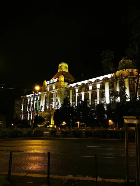 Gece aydınlık bir şehir