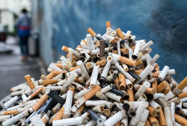 Çöp Kutusuna Yakın Plan Sigara Yığını — Stok fotoğraf
